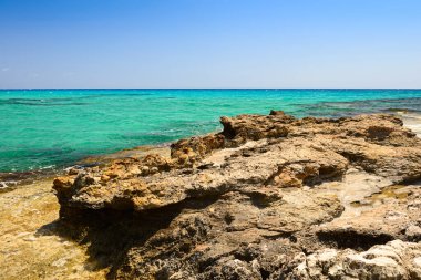 Kayalık bir kıyısı ve turkuaz suyu olan Akdeniz kıyıları