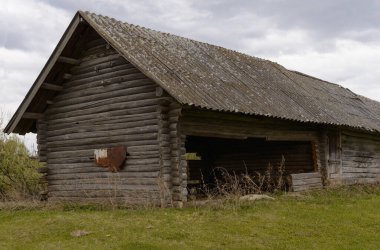 Bahar otlağında terk edilmiş eski ahşap ev