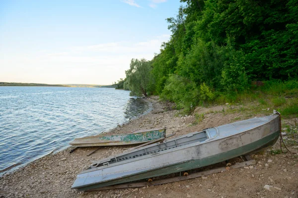 Small Boats Rocky Bank Wide River Summer Evening — Stock Photo, Image