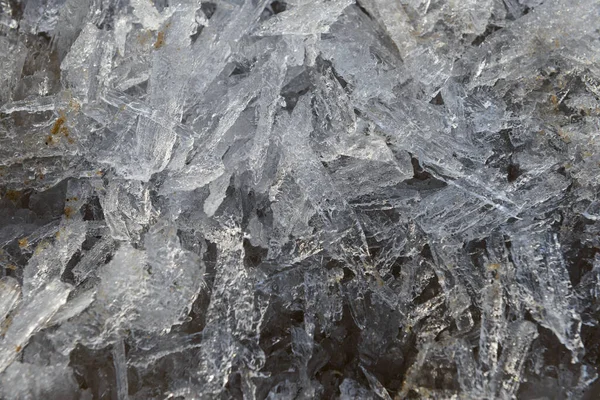 様々な形の氷の結晶を溶かす表面 — ストック写真