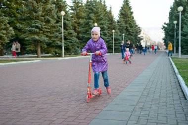 3 Mayıs 2018: Parkta bir kız mobilete biniyor. Cheboksary 'de. Rusya.
