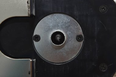 Eski ahşap masa manzaralı el yapımı değirmen makinesi.