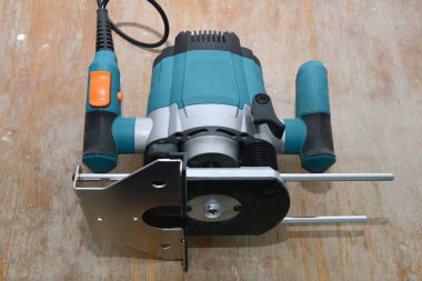 Eski bir ahşap masada elle değirmen makinesi.