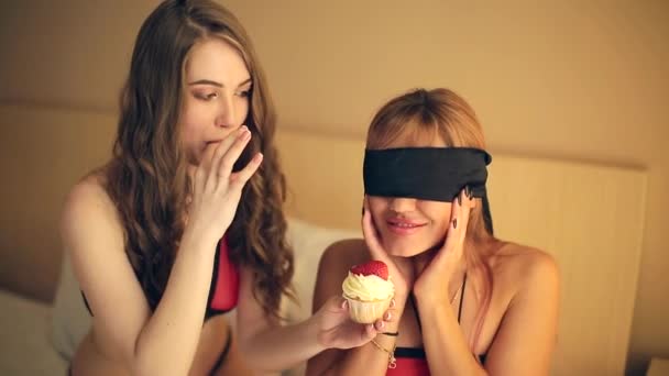 Дві Милі Дівчата Позують Інтер Єрі Спальні Нижній Білизні — стокове відео