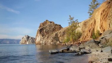 Yaz. Deniz baykal. Olkhon Adası. Cape burhan (Shamanka)