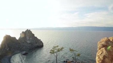 Yaz. Deniz baykal. Olkhon Adası. Cape burhan (Shamanka)