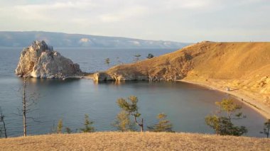 Yaz. Deniz baykal. Olkhon Adası. Cape burhan (Shamanka)