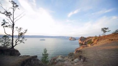 Yaz. Deniz baykal. Olkhon Adası. Cape burhan (Shamanka)
