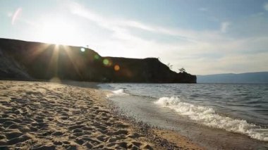 Yaz. Deniz baykal. Olkhon Adası. Surf dalgası