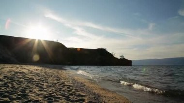 Yaz. Deniz baykal. Olkhon Adası. Surf dalgası