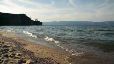 Yaz. Deniz baykal. Olkhon Adası. Surf dalgası