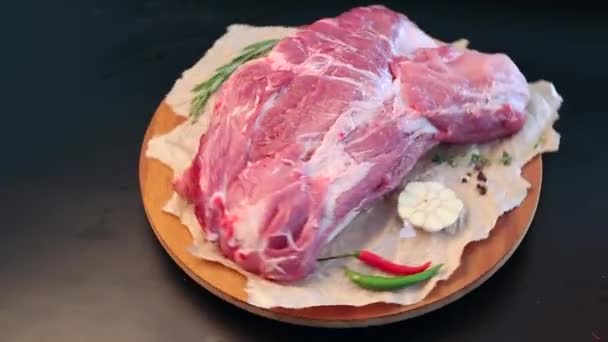 Кусок Свежего Мяса Тарелке — стоковое видео