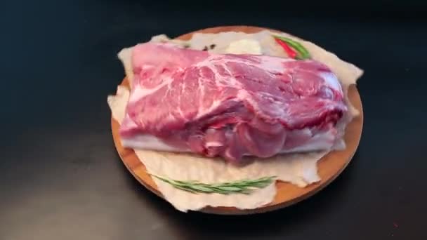 Ein Stück Rohes Frisches Fleisch Auf Einem Teller — Stockvideo