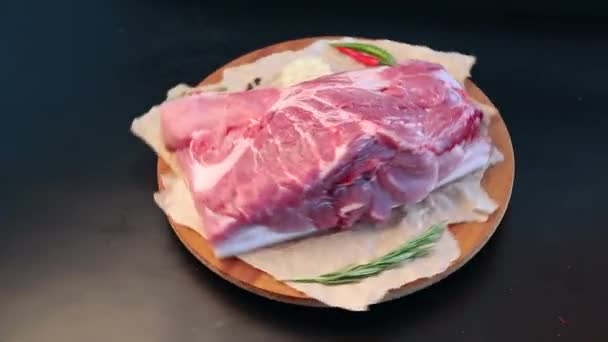 Pedazo Carne Fresca Cruda Plato — Vídeo de stock