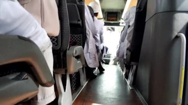 Chelyabinsk, Rusya - 23 Mayıs 2019. Beyaz önlüklü işçiler Chelyabinsk Boru Haddeleme Tesisi topraklarından otobüse binmek