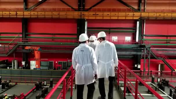 Chelyabinsk Russia May 2019 Workers White Coats Shop Chelyabinsk Pipe — Stock Video