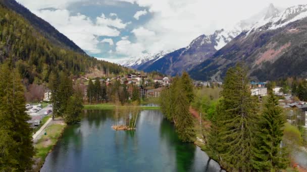 Letní. Letecký pohled na krajinu alpského francouzského města Chamonix v Alpách nedaleko malého jezera — Stock video