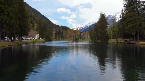 Yaz. Alpler'de küçük bir gölün yakınındaki Alpler'deki Fransız şehri Chamonix'in manzarasının havadan görünümü — Stok video