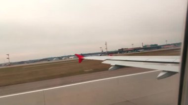 Moskova üzerinden kalkan bir yolcu uçağının penceresinden kanadın görüntüsü.