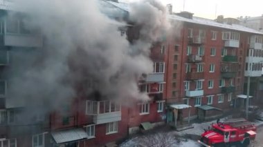 Irkutsk, Rusya - 15 Kasım 2019. Kışın tuğladan bir apartmanda yangın.