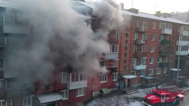 Irkutsk, Rusko - 15. listopadu2019. Požár v cihlovém činžovním domě v zimě.