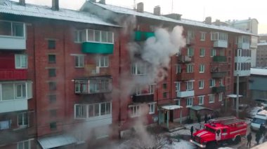 Irkutsk, Rusya - 15 Kasım 2019. Kışın tuğladan bir apartmanda yangın.