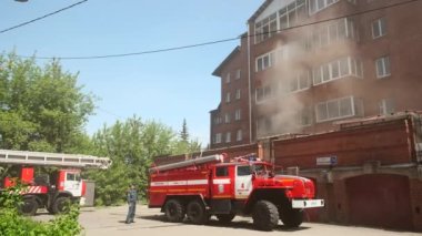 Irkutsk, Rusya - 31 Mayıs 2020. Yazın tuğladan bir apartmanda yangın.