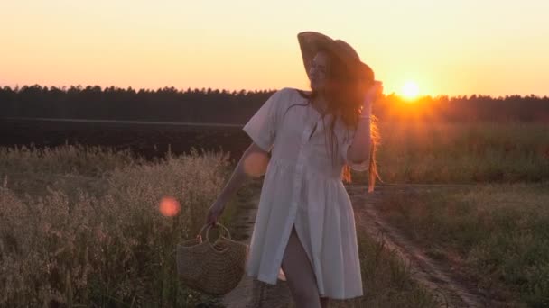 Ein Mädchen Heller Kleidung Geht Sommer Abends Spazieren Und Ruht — Stockvideo