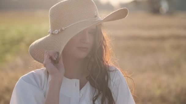 Een Meisje Lichte Kleren Zomer Avond Wandelingen Rust Een Veld — Stockvideo