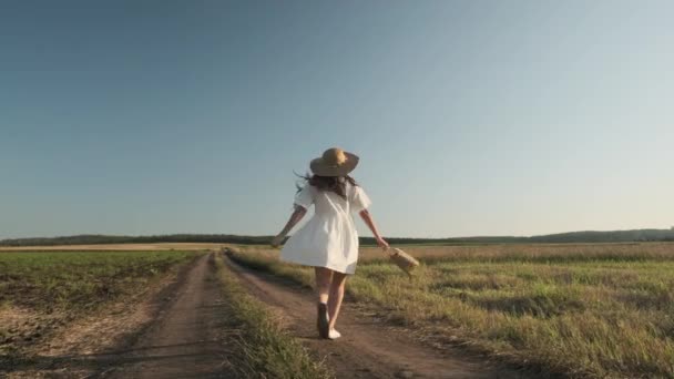 Ein Mädchen Heller Kleidung Geht Sommer Abends Spazieren Und Ruht — Stockvideo