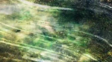 Yeşil Zümrüt Dış Alan Arkaplanındaki Güneş Rüzgarları ve Bulutları - 4k Kusursuz Döngüsüz Döngü Hareketi Arkaplan Canlandırması