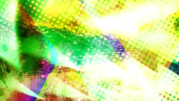 Желтые и розовые точки польки и золотистые световые треугольники - фоновая анимация движения в 4К — стоковое видео