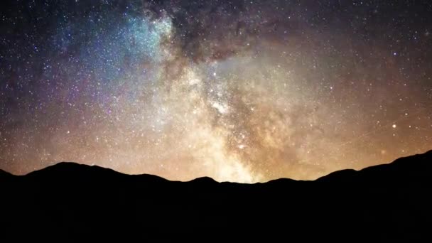Gece Gökyüzünde Parlayan Yıldızlar ve Samanyolu Galaksisi Zaman Dönemi - 4k Kusursuz Döngüsüz Döngü Arkaplan Canlandırması — Stok video