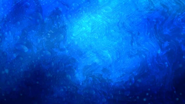 Bolhas e ondas de água azul com partículas em queda Textura de fundo abstrato — Fotografia de Stock