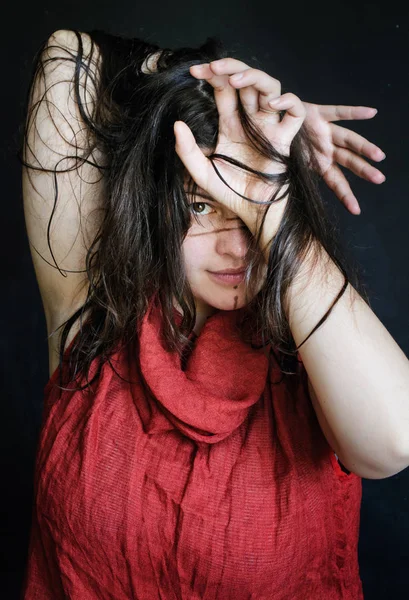 Foto Una Chica Con Patrones Étnicos Cara Con Ropa Roja — Foto de Stock