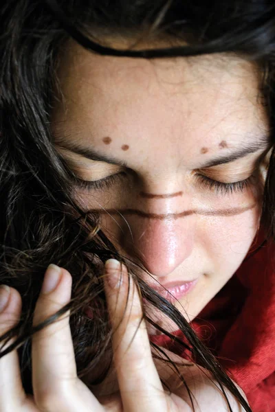 Foto Foto Retrato Una Chica Salvaje Con Patrones Étnicos Cara — Foto de Stock