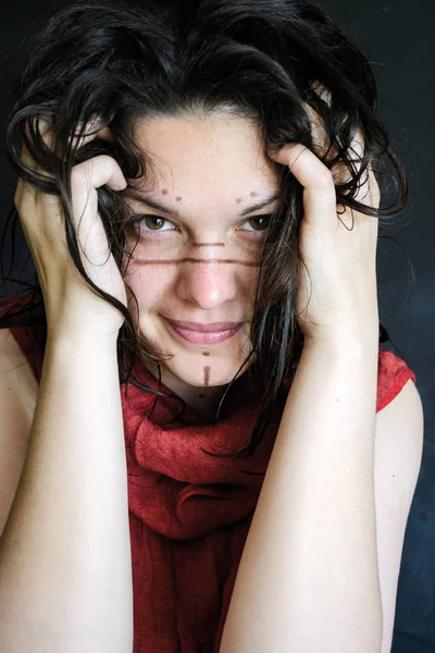 Retrato Imagen Chica Juguetona Con Patrones Étnicos Cara Ropa Roja —  Fotos de Stock