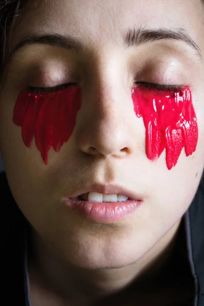 Retrato Una Chica Con Los Ojos Cerrados Ropa Negra Con — Foto de Stock