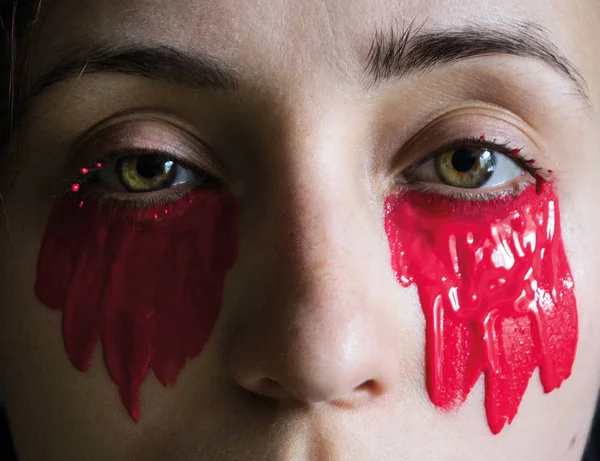 Resmi Fotoğraf Moda Yakın Çekim Kadın Göz Altlarında Kırmızı Boya — Stok fotoğraf