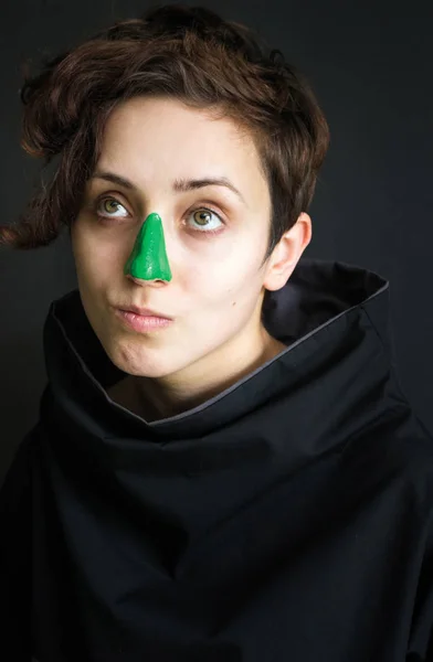 Foto Foto Retrato Una Chica Con Pelo Corto Rizado Pintura — Foto de Stock