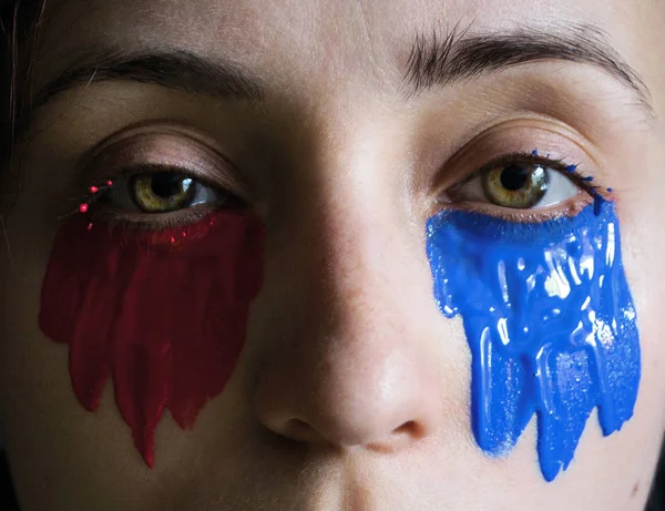 Resmi Fotoğraf Moda Yakın Çekim Kadın Göz Altlarında Mavi Kırmızı — Stok fotoğraf