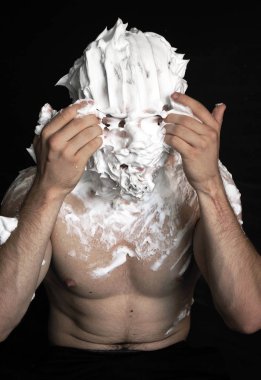 kaslı bir adam portresi fotoğraf ile tıraş köpük köpük gözlerinden kaldırma elleri ile bulaşmış