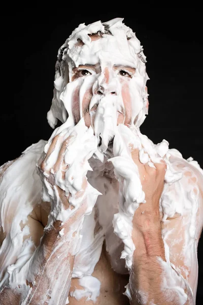 Retrato Homem Musculoso Manchado Com Espuma Barbear Com Mãos Rosto — Fotografia de Stock