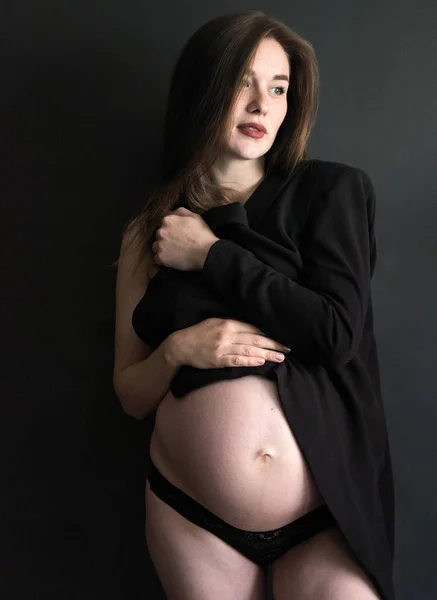 Foto Retrato Una Hermosa Chica Embarazada Una Chaqueta Negra Bragas —  Fotos de Stock