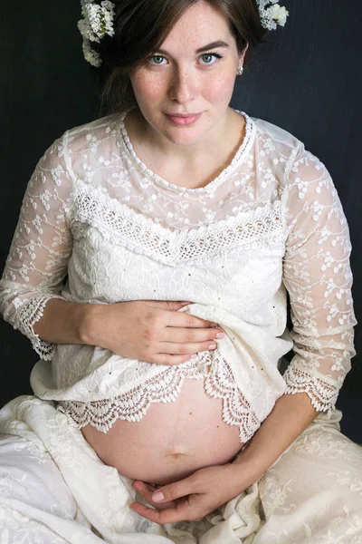 Photo Portrait Pregnant Girl White Lace Dress Flowers Her Hair — Stock Photo, Image