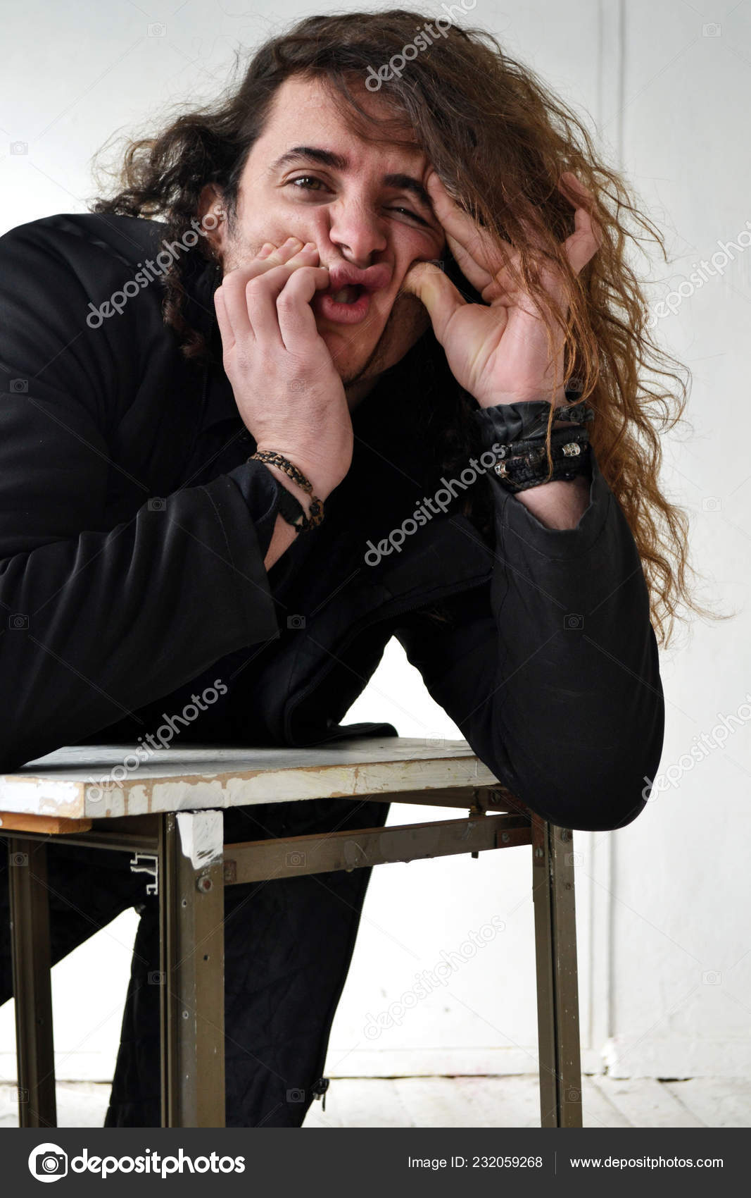 Photo Portrait Actor Long Curly Hair Black Clothes Posing Hands