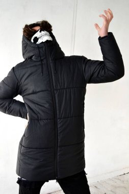 Fotoğraf adam maskesi yüzünde bir kafatası şeklinde bir başlıklı siyah kış ceket