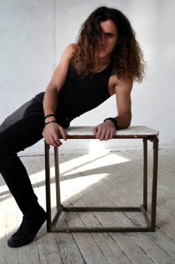 siyah giysili uzun kıvırcık saçlı bir adam fotoğrafı