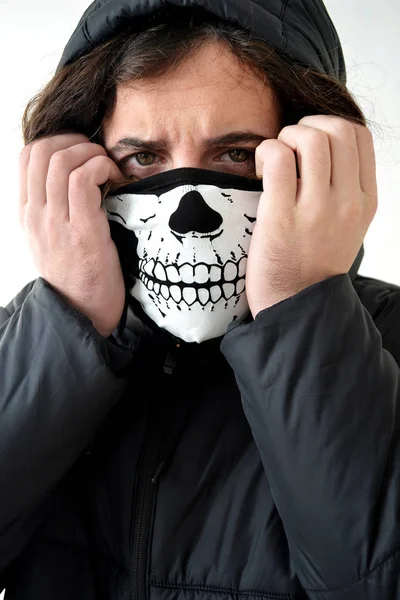 Portret Fotograficzny Poważny Facet Czarną Zimową Kurtkę Kaptur Maska Postaci — Zdjęcie stockowe