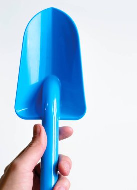 Fotoğraf mavi kaşık elinde beyaz arka plan